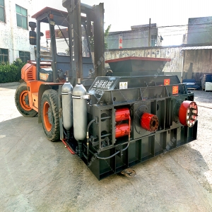 1007中大型液壓對(duì)輥破碎機(jī)發(fā)貨 破碎鐵礦石