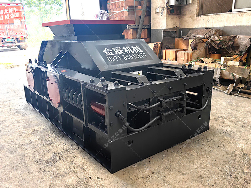 800x600型對輥制砂機設備發往廣西
