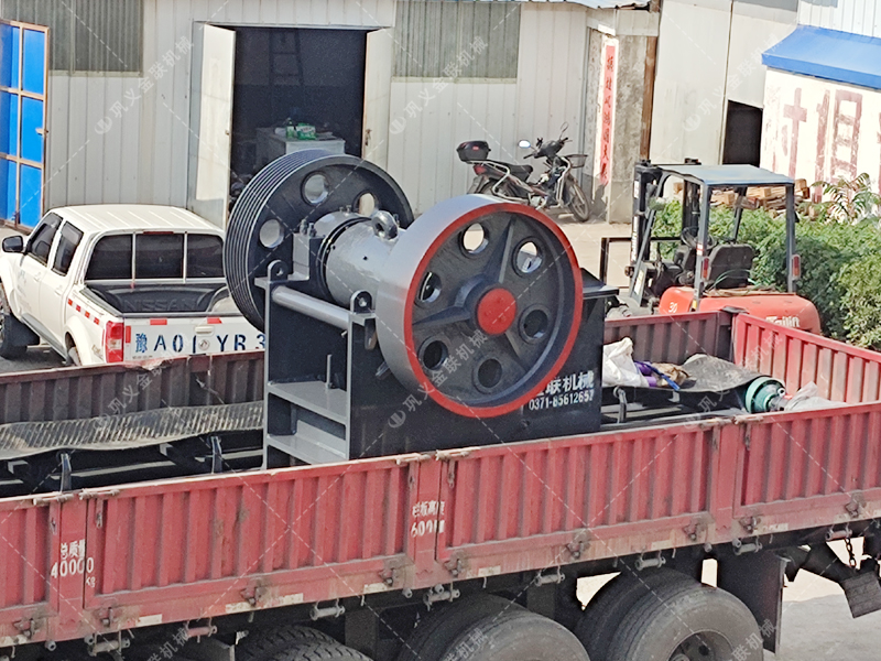 對輥機(jī)和顎破機(jī)發(fā)往山東破碎青石