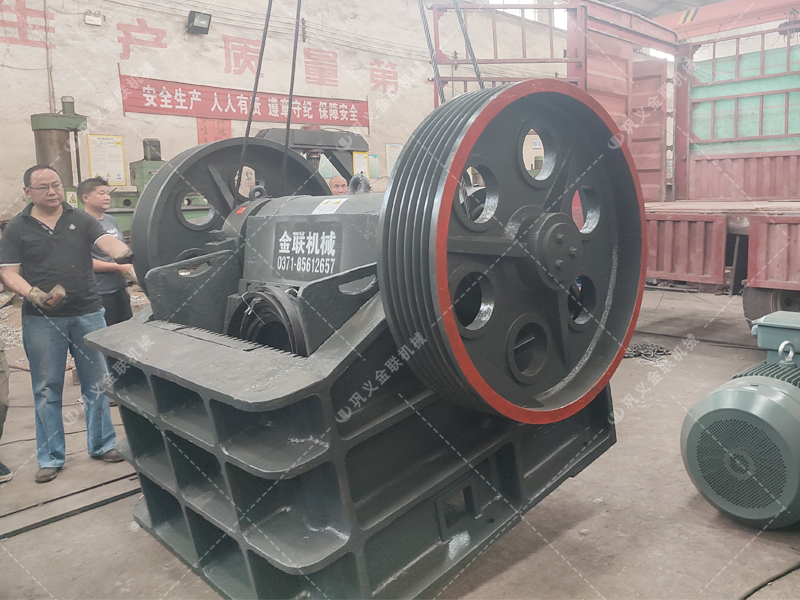 對輥機(jī)和顎破機(jī)發(fā)往山東破碎青石