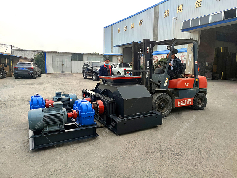 小型對輥破碎機發往福建破碎瓜子石