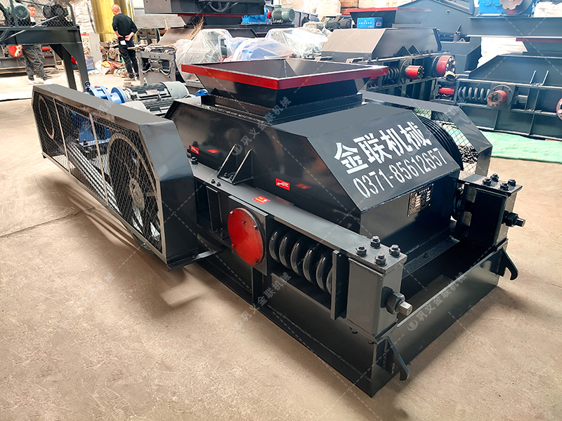 小型對輥制砂機崛起：時產(chǎn) 5 - 8 噸設備如何助力鄉(xiāng)村基建？